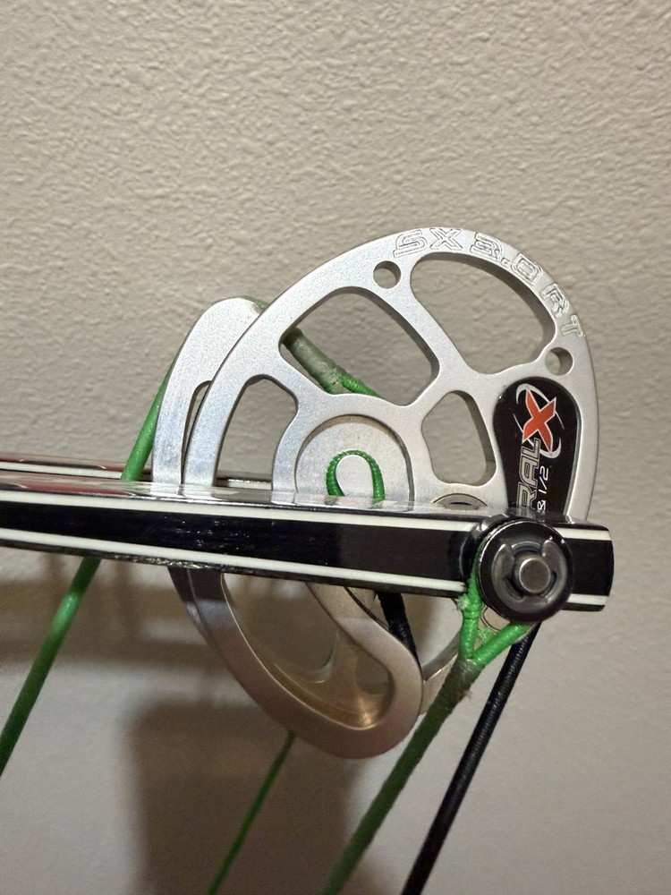 Hoyt Pro Comp Elite XL black Right Hand Compound target bow.