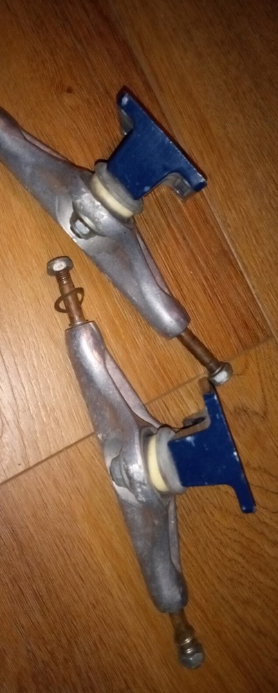 RARE? BLUE BASE Independent Trucks