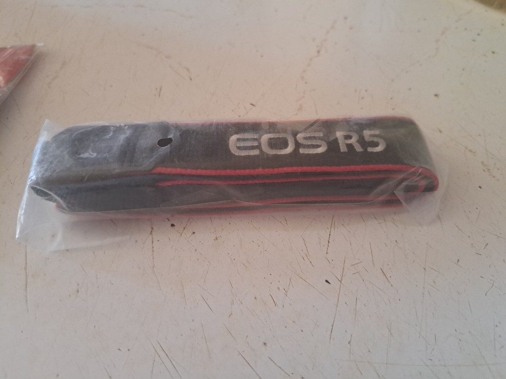 Canon E-5811 Lens Cap & EOS R5 strap