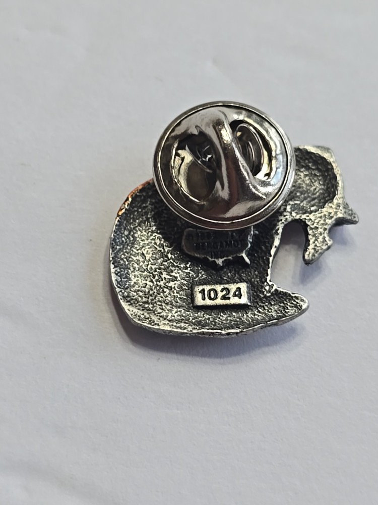 Bergamot 1992 Bear with Fish wildlife Hat/Lapel Pin numbered 1024