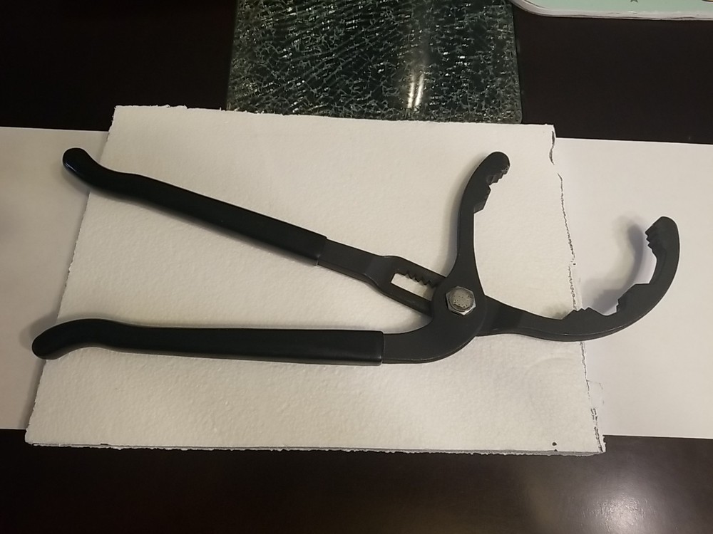John Deere Medium Universal Oil Filter Wrench - TY26587