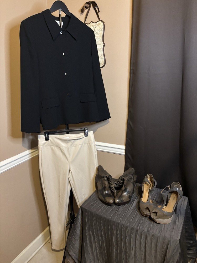 Casual Corner women's jacket Size 14 Button Collared