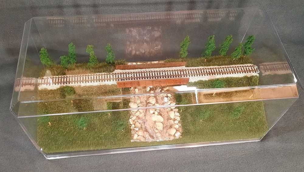 N SCALE- SINGLETRACK 16"- BRIDGE w/ STREAM "SUMMER SCENE" TRAIN DISPLAY CASE