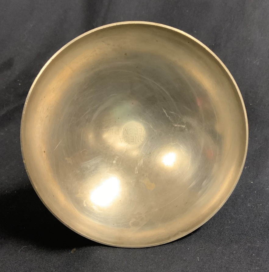 Single Oneida Silversmiths Silver plated candle holder 2.5”