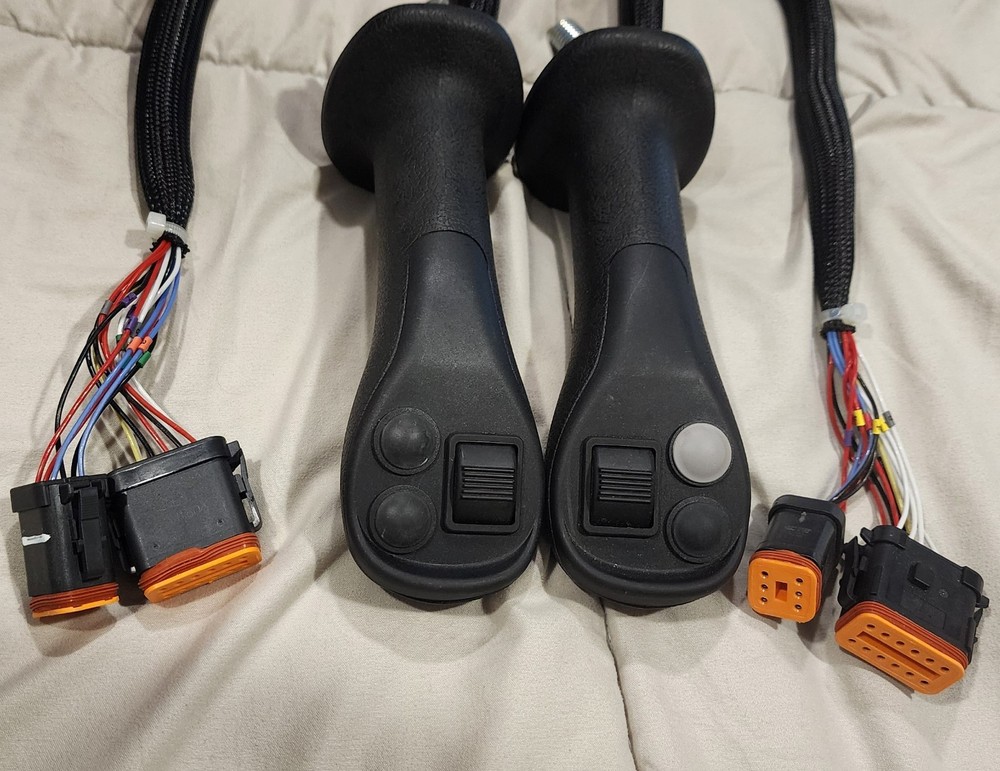 CAT 611-7548 & CAT 611-7549: 4-BUTTON JOYSTICKS