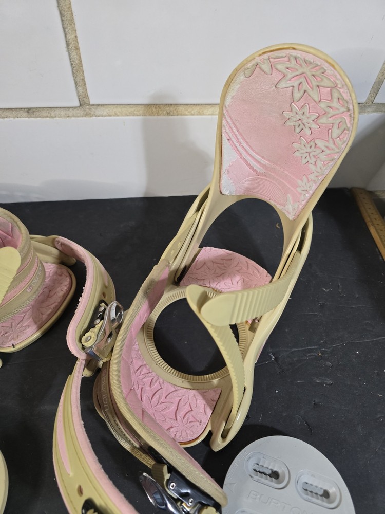 Burton Lexa Bindings Size Small/ Medium S/M Womens With Accessories Blush