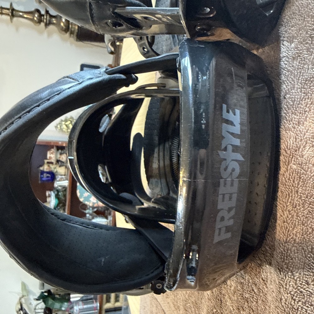Burton Freestyle Bindings Size Large With Discs - Black