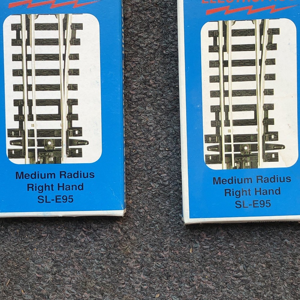 Peco SL-E95 HO/OO Scale~Medium Radius Right Hand~Electrofrog~Code 100. (2 pcs.)