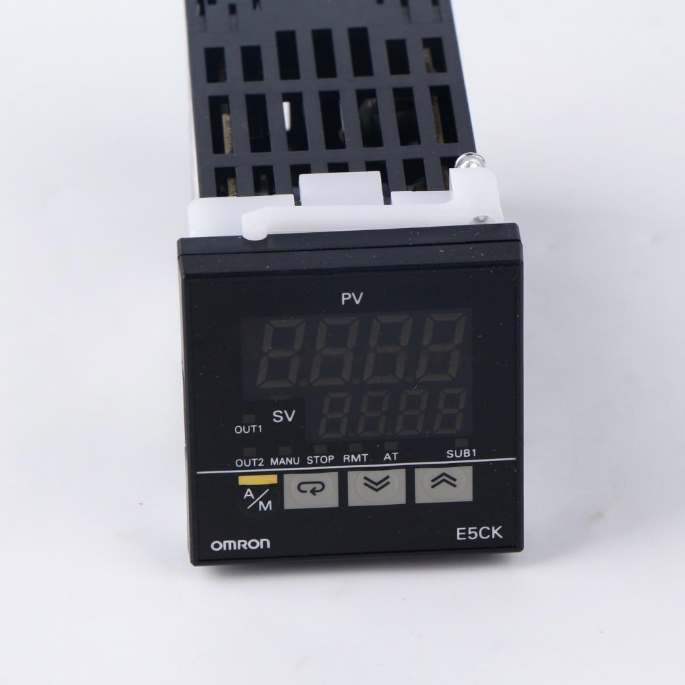 NEW Omron E5CK-AA1-302 Digital Controller Multi-Range 100-240VAC 50/60HZ