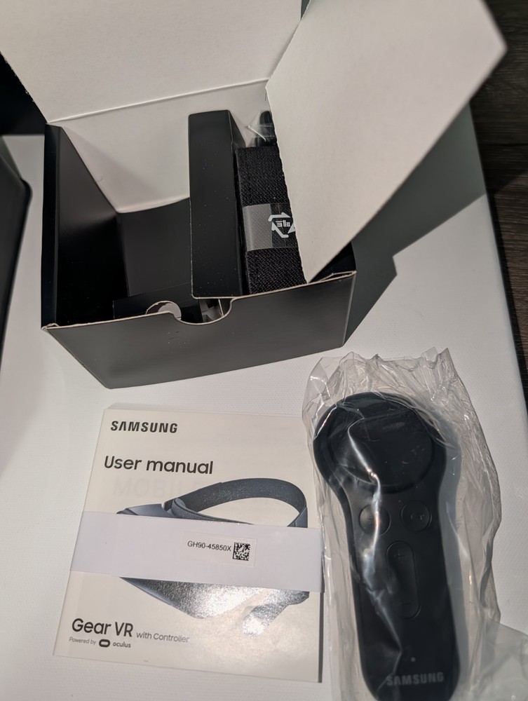 Samsung Gear VR with Controller Powered By Oculus New Open Box SM-R324