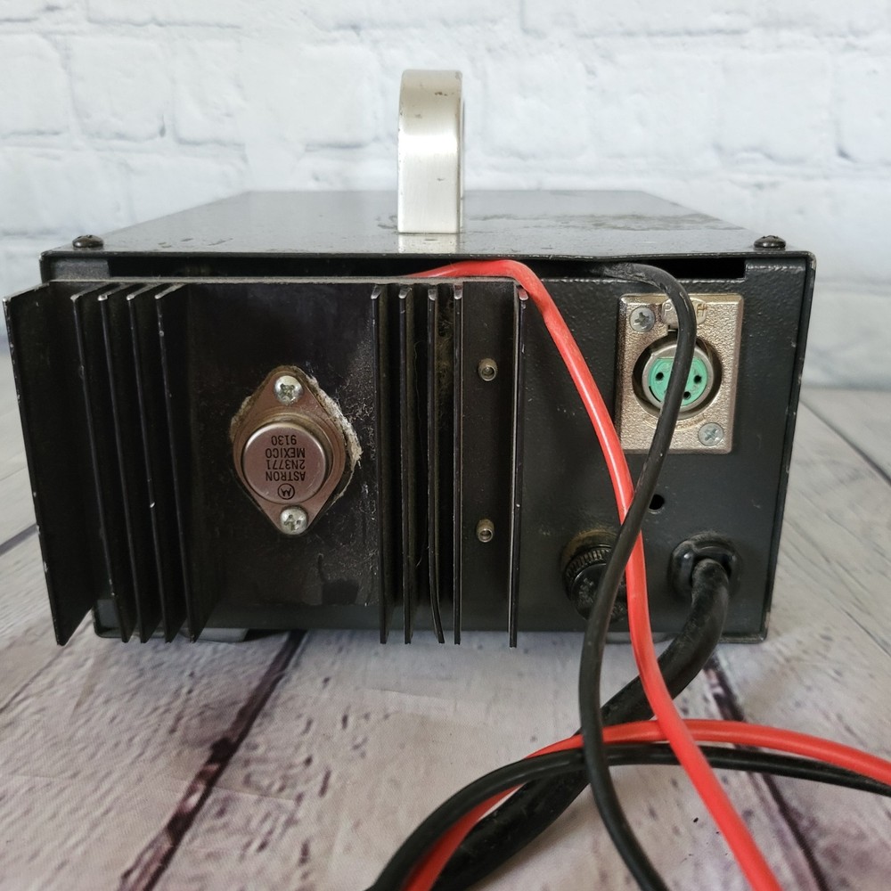 Astron 13.7Vdc Linear Regulated power supply 5A Model RS-7A Powers On