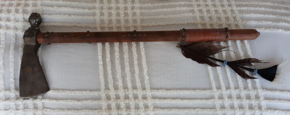 Tomahawk with Smoking Bowl - age Ax - Beads, feather & Studs - AX