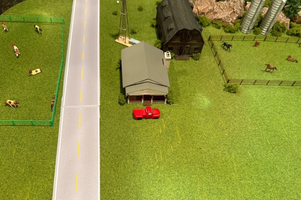 N Scale Weathered Barn Set