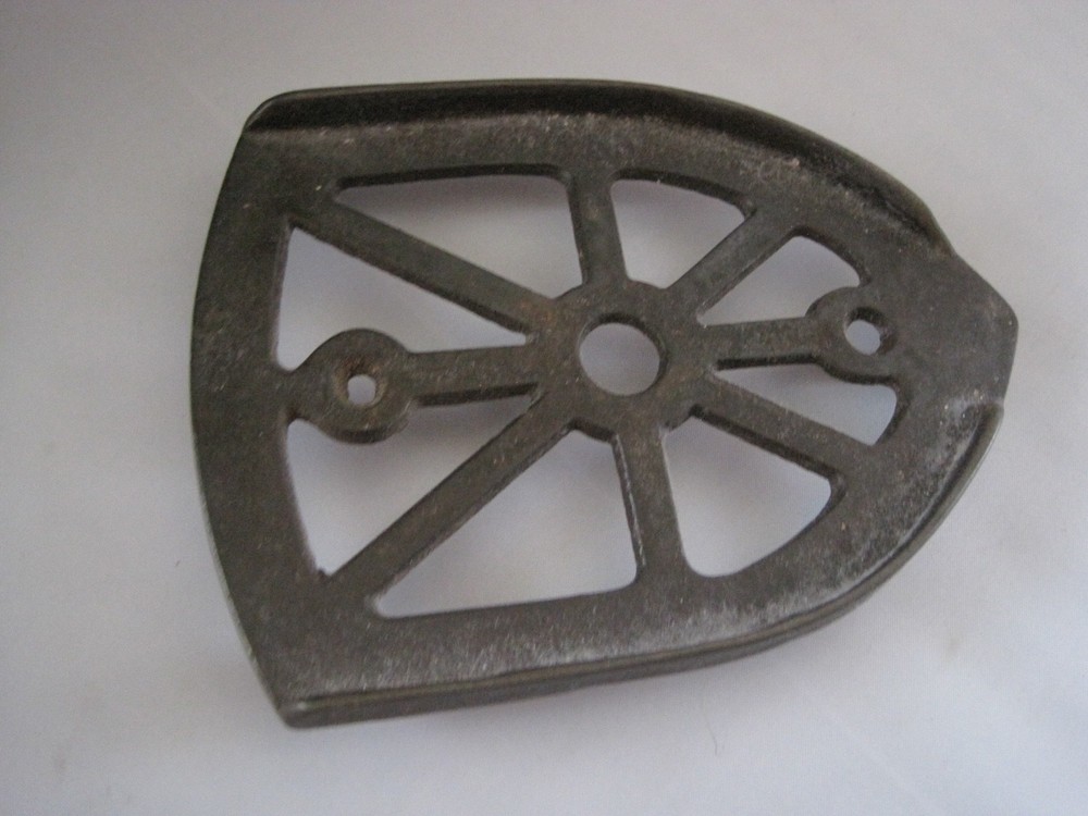 Iron Trivit 6"x4.5" Antique