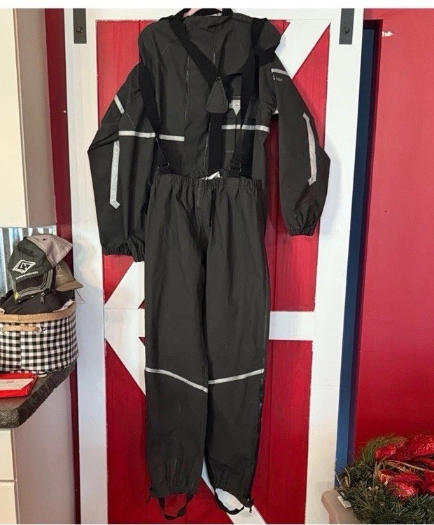 Medium Nelson Rigg Rain Suit