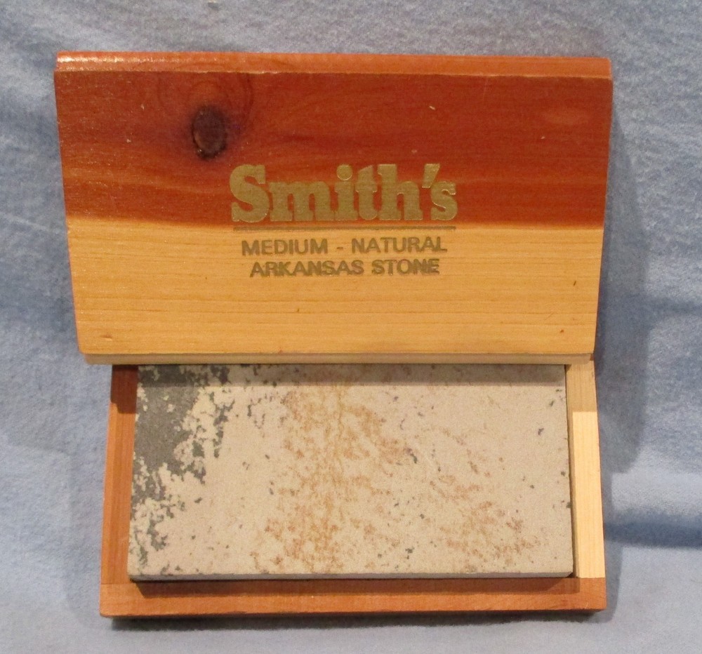 SMITH'S MEDIUM - NATURAL ARKANSAS STONE IN CEDAR BOX