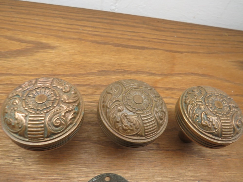 3 OLDDOOR KNOBS & ESCUTCHEON