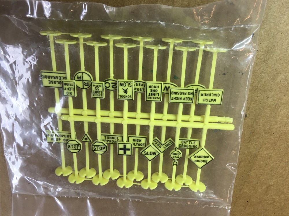 24 Unpainted Road Signs HO Scale Trains