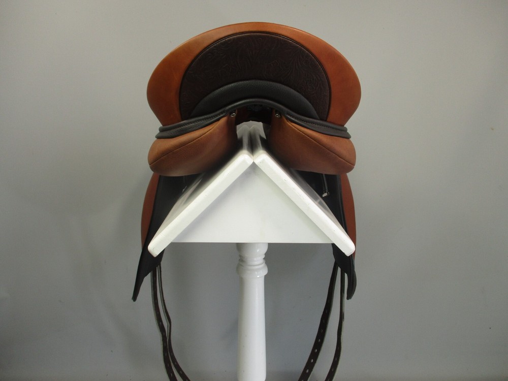 WOW Competitor Dressage Saddle Size 2/18" M