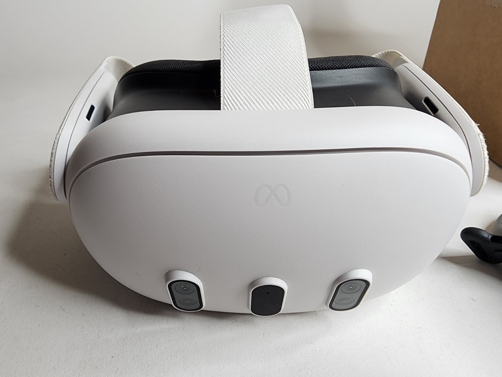 Meta Oculus Quest 3 VR Headset 128GB Headset W/ Controllers + Box