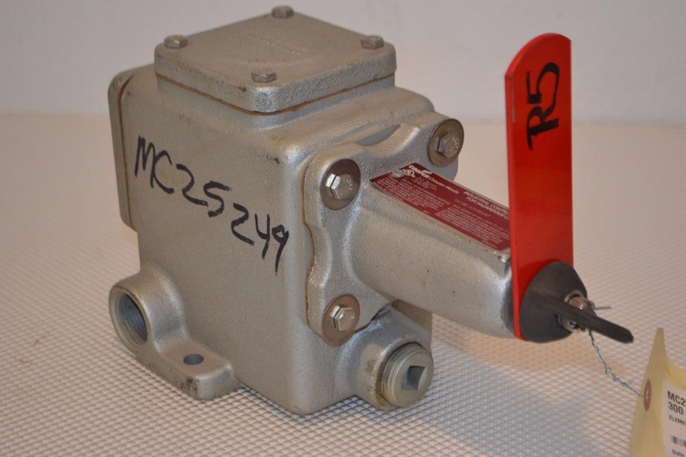 ONE NEW COOPER CROUSE-HINDS CONTROL SWITCH AFUR5M7