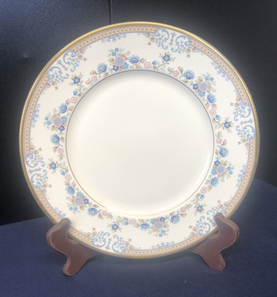 Minton AVONLEA 5 Piece Place Setting Bone China England Mint