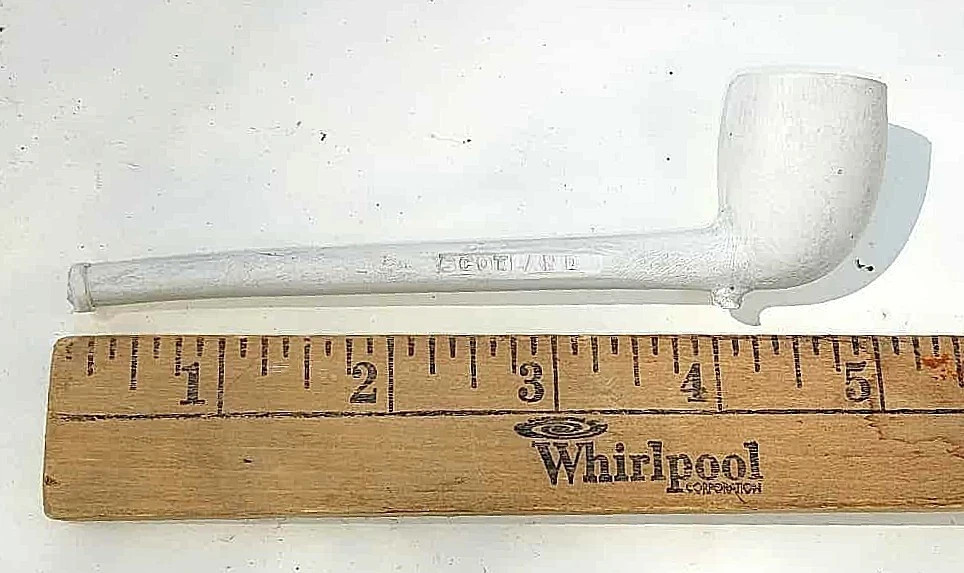 2 Clay pipes