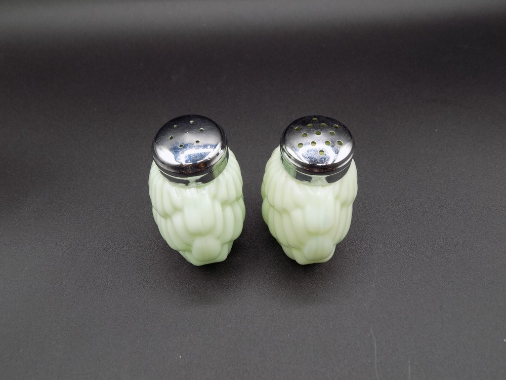 EAPG CONSOLIDATED Green Overlapping SHELL Pattern Salt & Pepper Shakers