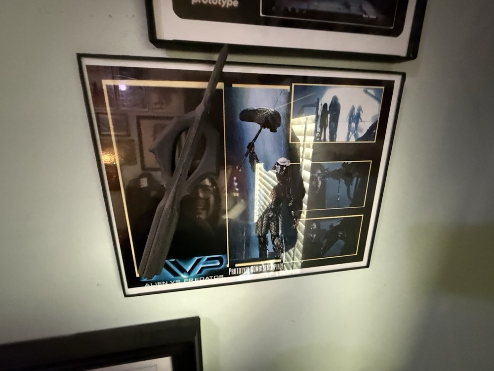 Rare Aliens Vs Predators (2004) prototype combstick movie prop display COA copy