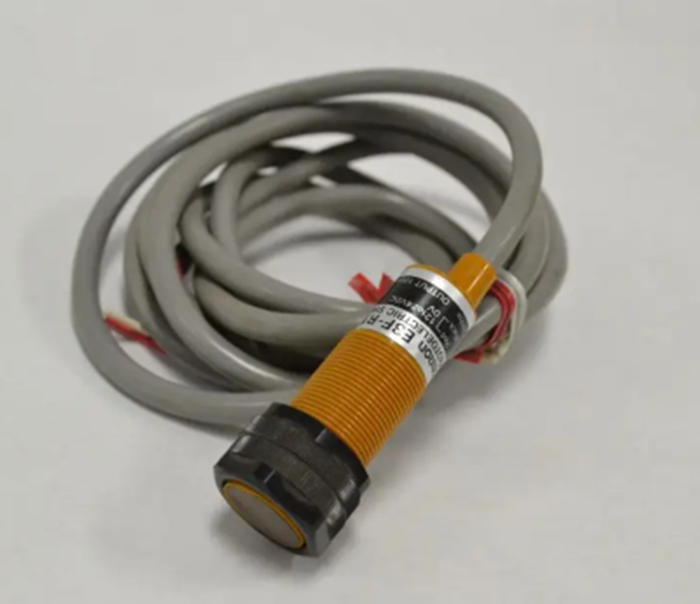 NEW OMRON E3F-R1C4 Photoelectric Sensor