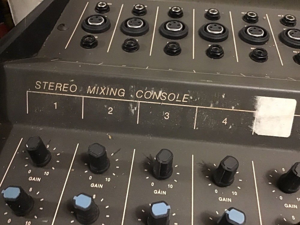 Peavy MD-II 16x2 Mixer Stereo Mixing Console