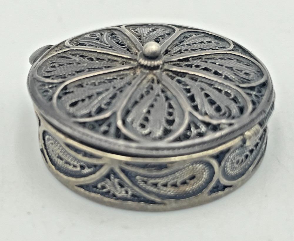 ANTIQUE SILVER FILIGREE round shape BOX compact pill Box