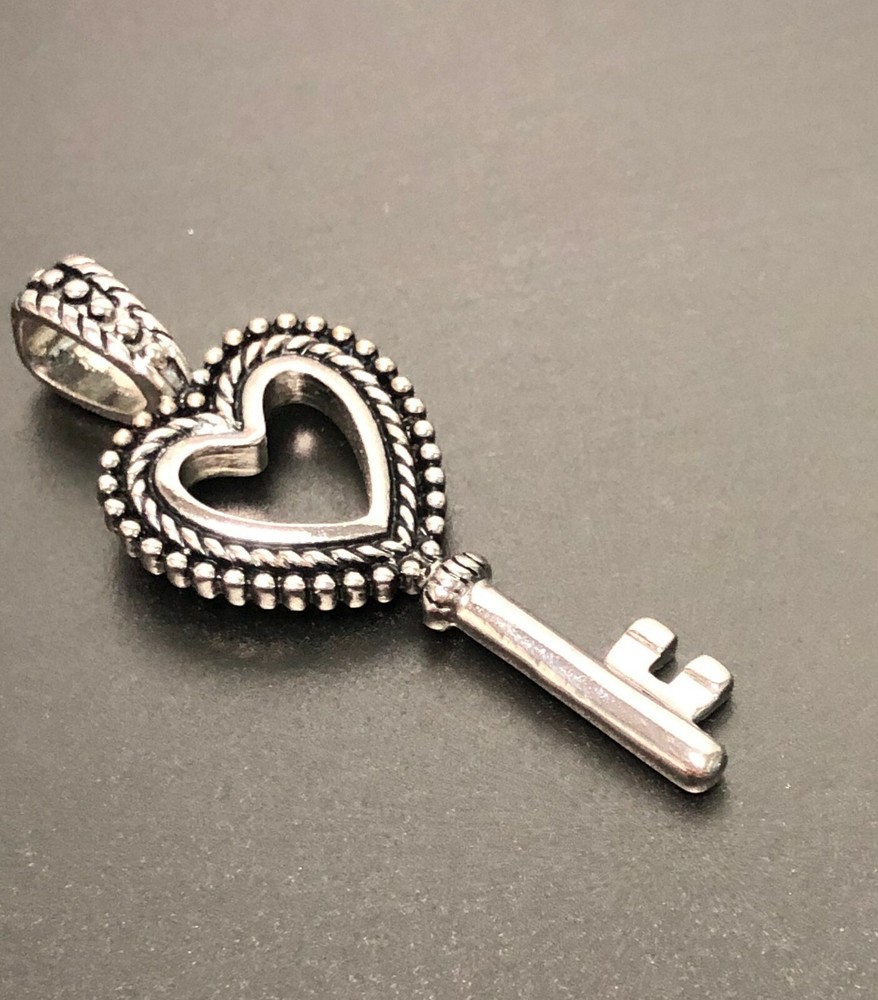 ATTRACTIVE TWISTED ROPE STERLING SILVER OPEN KEY PENDANT