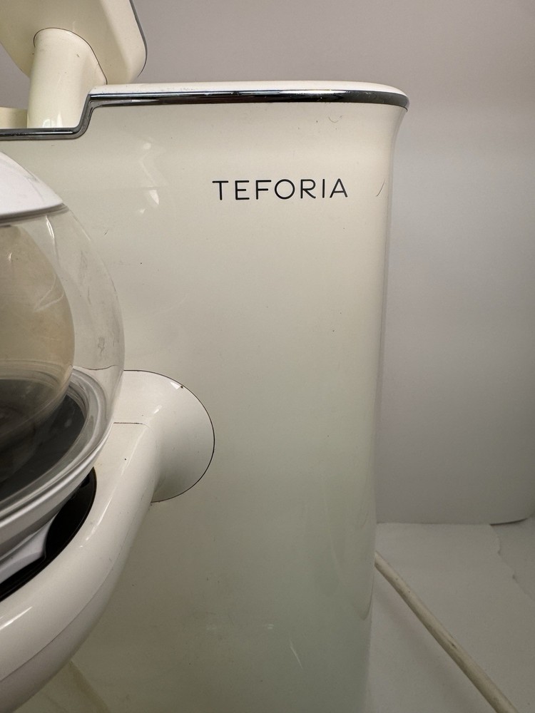 Teforia Smart Tea Infuser, an automatic brewing system.