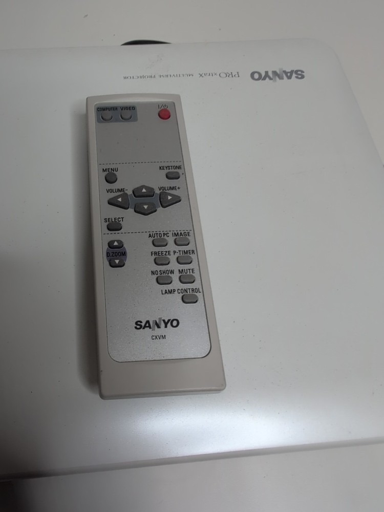 SANYO PRO XTRAX MULTIVERSE PLC-XU75 PROJECTOR Tested