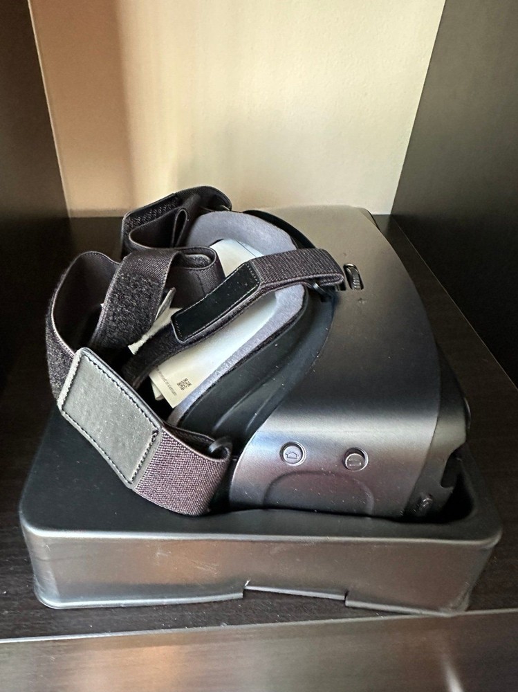 Samsung Gear VR SM-R324 With Controller - Complete - Powered by oculus