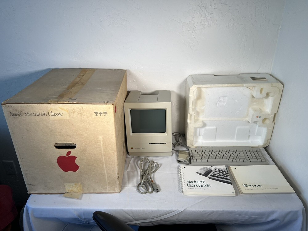 VTG Apple Macintosh Classic Computer Complete w/Box Paperwork Mouse More *READ