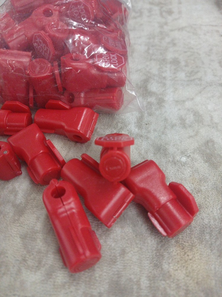 50pcs Peg Hook Locks, 6mm Pegboard Display Hook Stop Locks to Secure Cargo(Red)