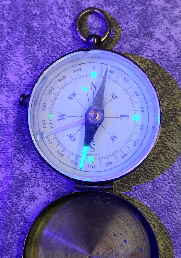 Vintage Germany Needle Lock Brass Pocket Compass Pendant Glow Points & Tip