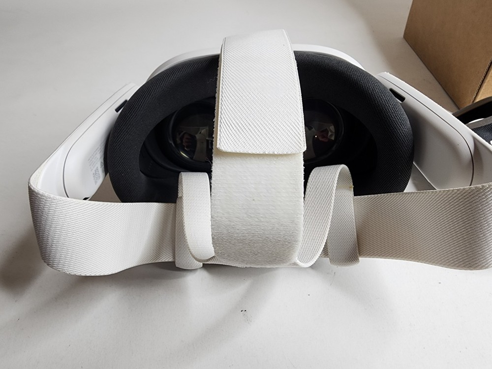 Meta Oculus Quest 3 VR Headset 128GB Headset W/ Controllers + Box