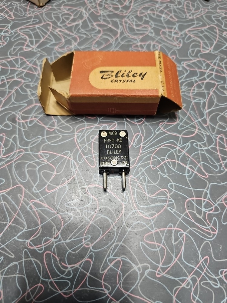 BLILEY MC9 KC Quartz FREQUENCY Crystal 10700--  NOS