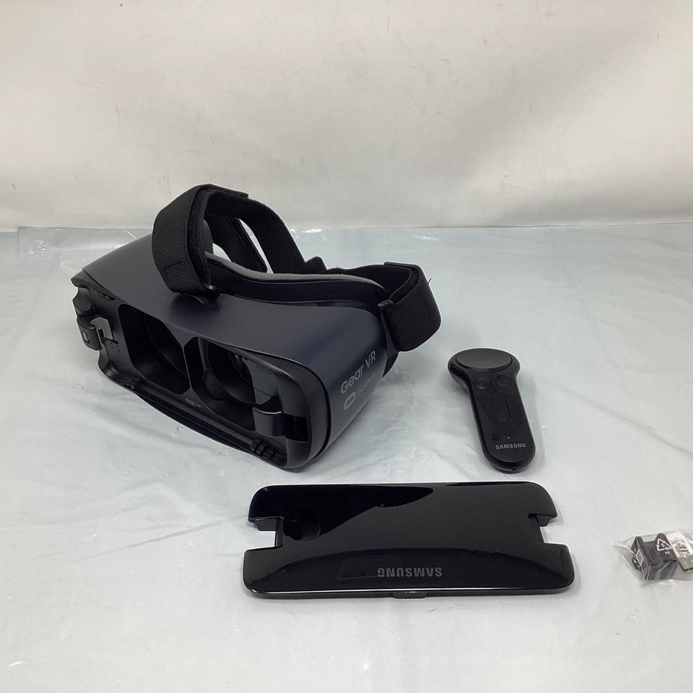 Samsung Gear VR With Controller Powered By Oculus