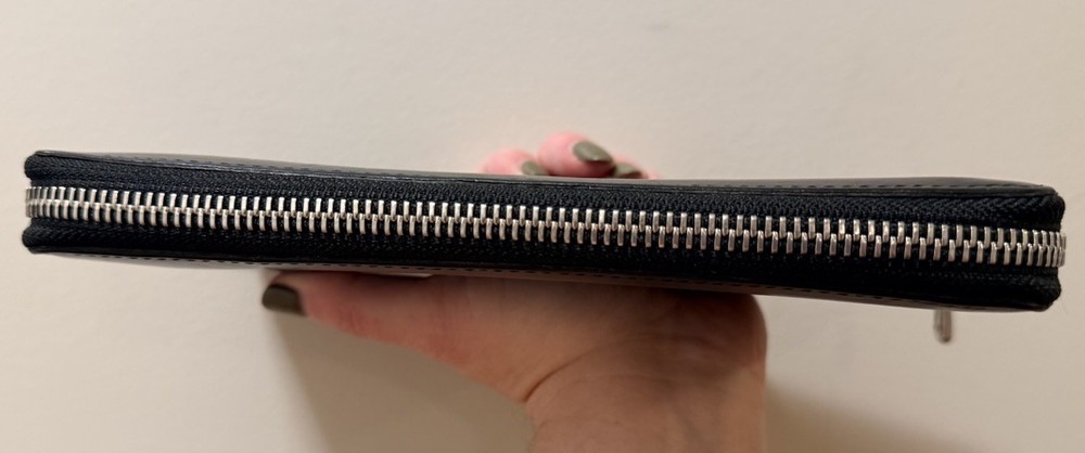 Authentic Louis Vuitton - Black Leather Zippy Wallet.