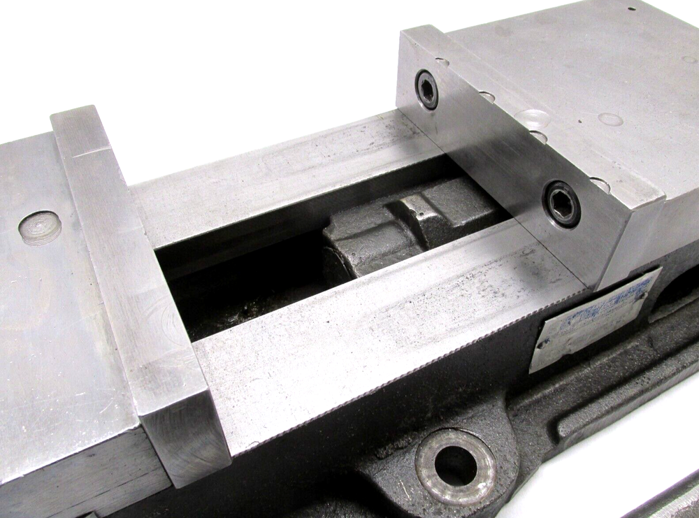 KURT ANGLOCK 6" MILLING MACHINE VISE w/ JAWS & HANDLE - #D60