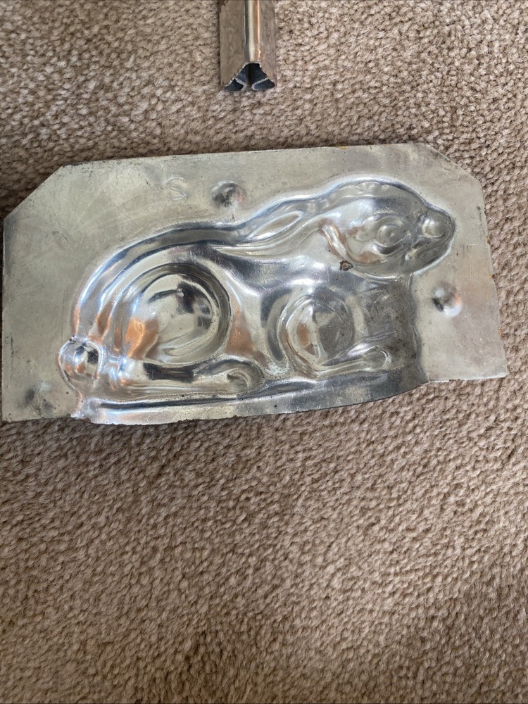 Vintage Easter Bunny Rabbit Mold Crouching 4.5 X 2