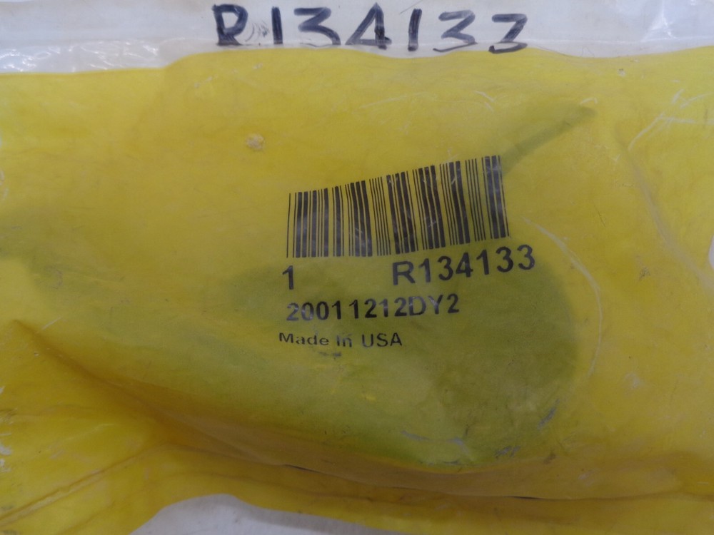 JOHN DEERE RUBBER HOLDER  - R134133