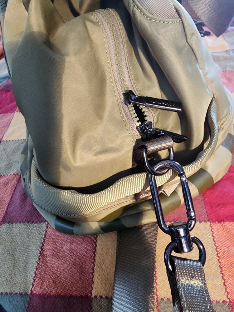 Lululemon Duffel Bag 29L Khaki Green Pre-Owned **NOTE