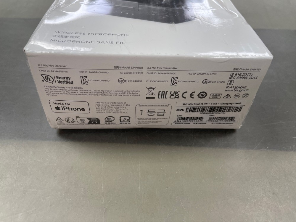 DJI Mic Mini Wireless Microphone System (2 Transmitters, 1 Receiver, Charging 1