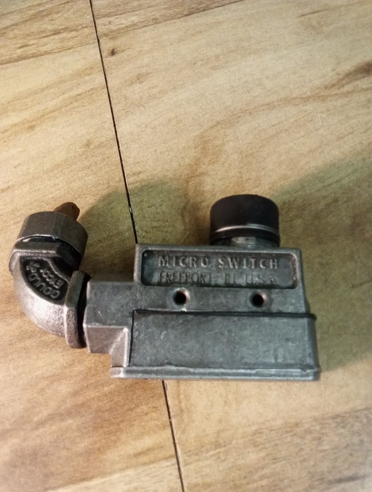 Honeywell Micro Switch DTE6-2RN 845 W/3/8 Fitting Attached