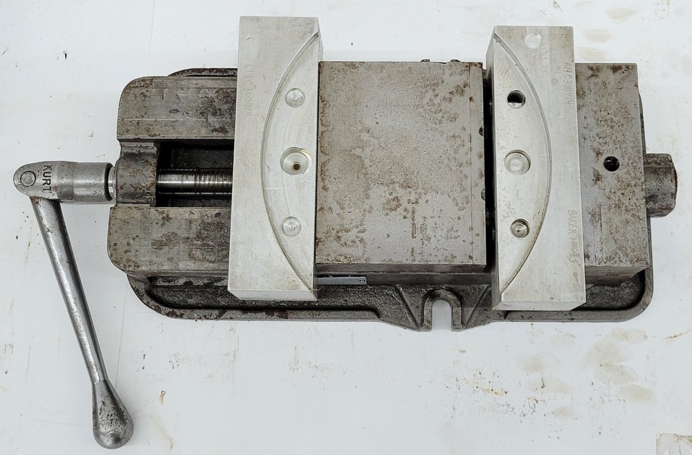 KURT 6" MACHINE VISE WITH HANDLE M/N: D675
